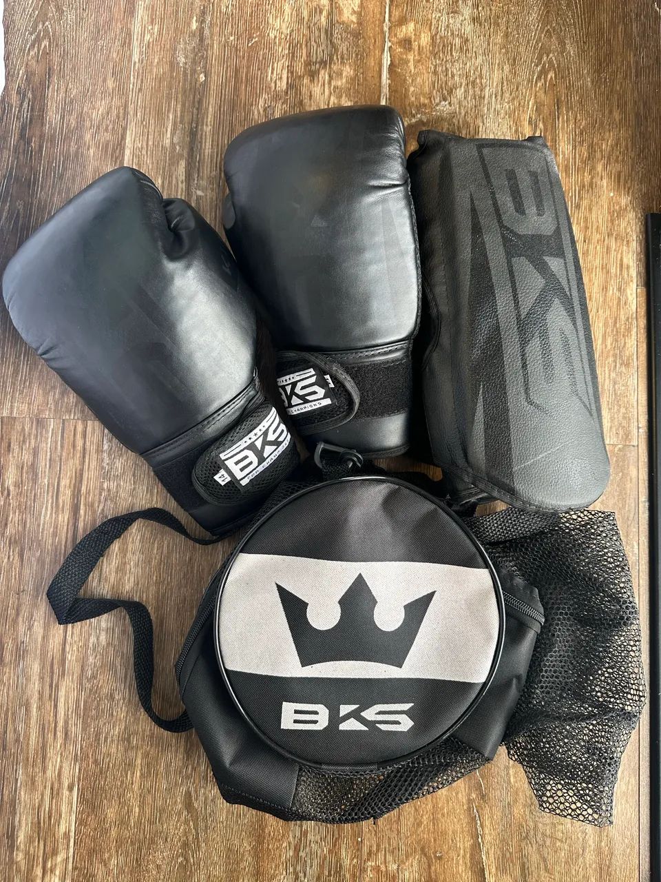 Kit luva e caneleira Muay thai TAM 14 semi novo 