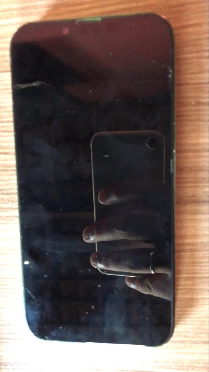 iPhone13 apenas com um trinco na tela  - Foto 3