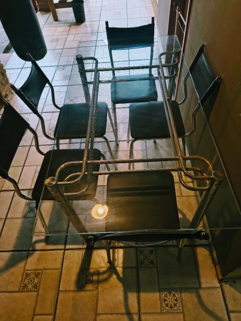 Mesa com tampo de vidro com 6 cadeiras medida de 1,60m - Foto 4