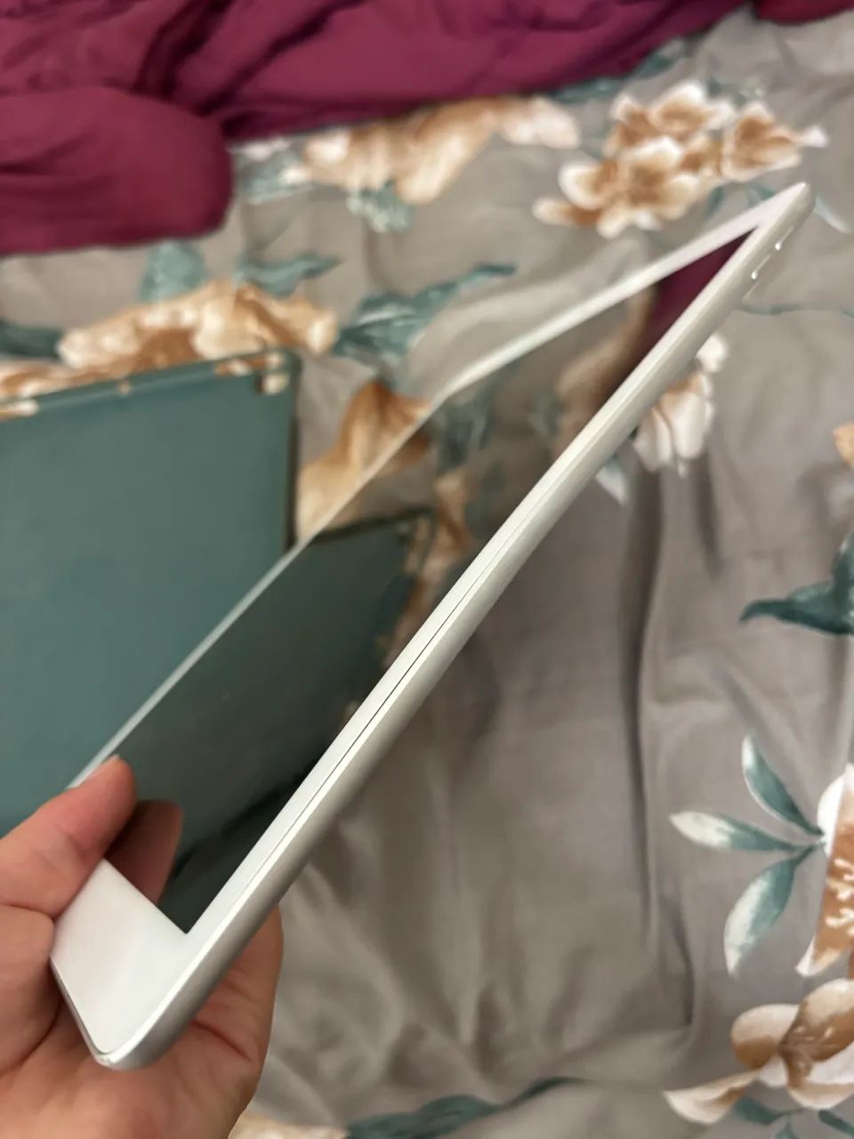 iPad 7 / 32GB / carregador, caixa original e capa - Foto 5