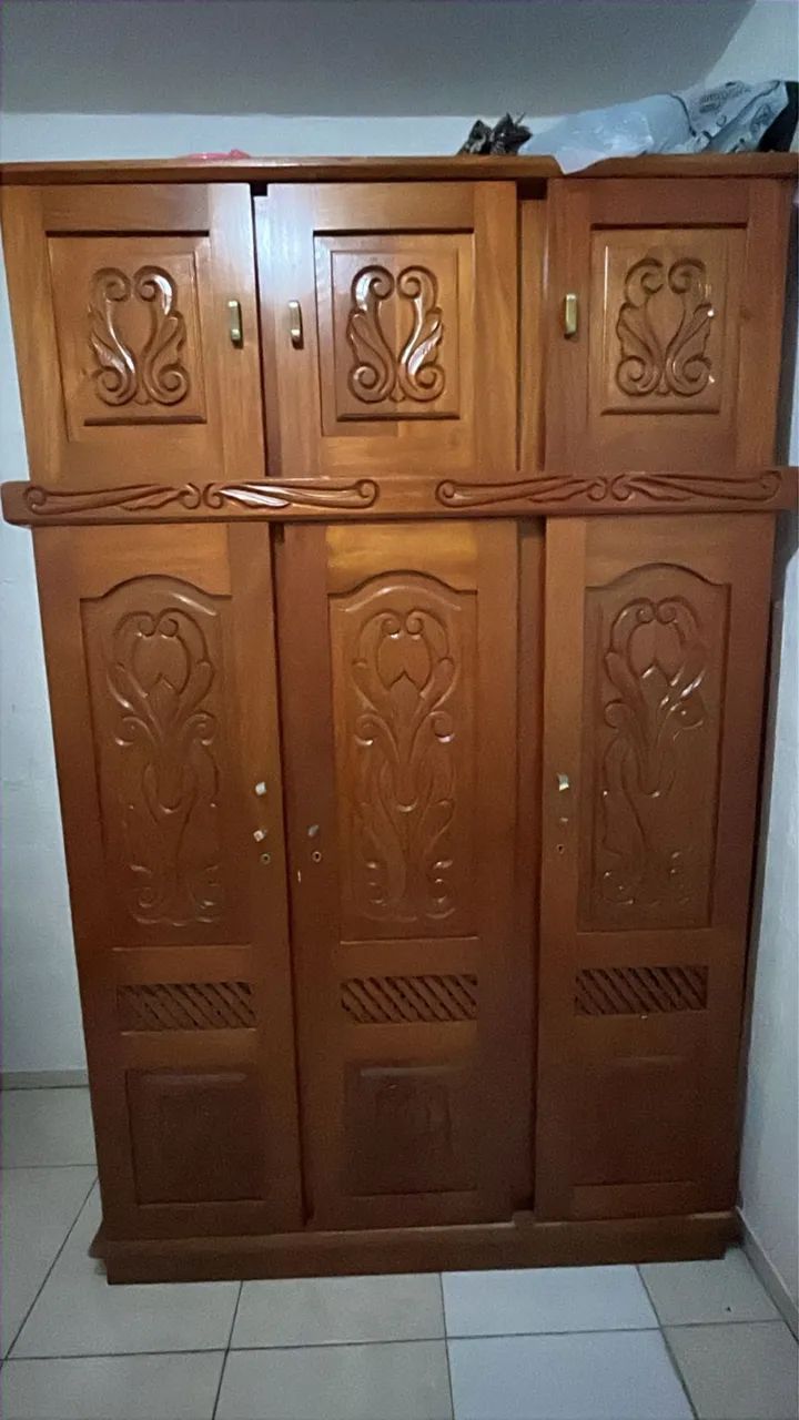 Guarda roupa de madeira original 