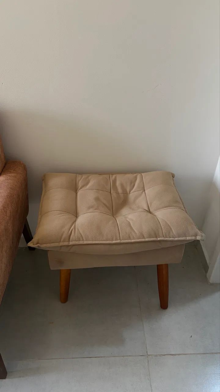 Poltrona almofadada com puf - Foto 2