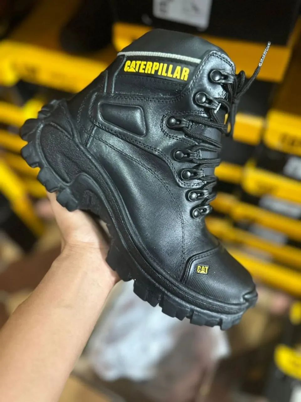 BOTA COTURNO CATERPILLAR PRETA