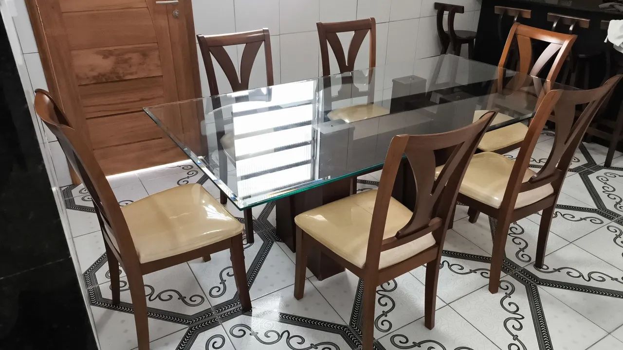 Mesa de Jantar com 6 Cadeiras - Excelente Estado