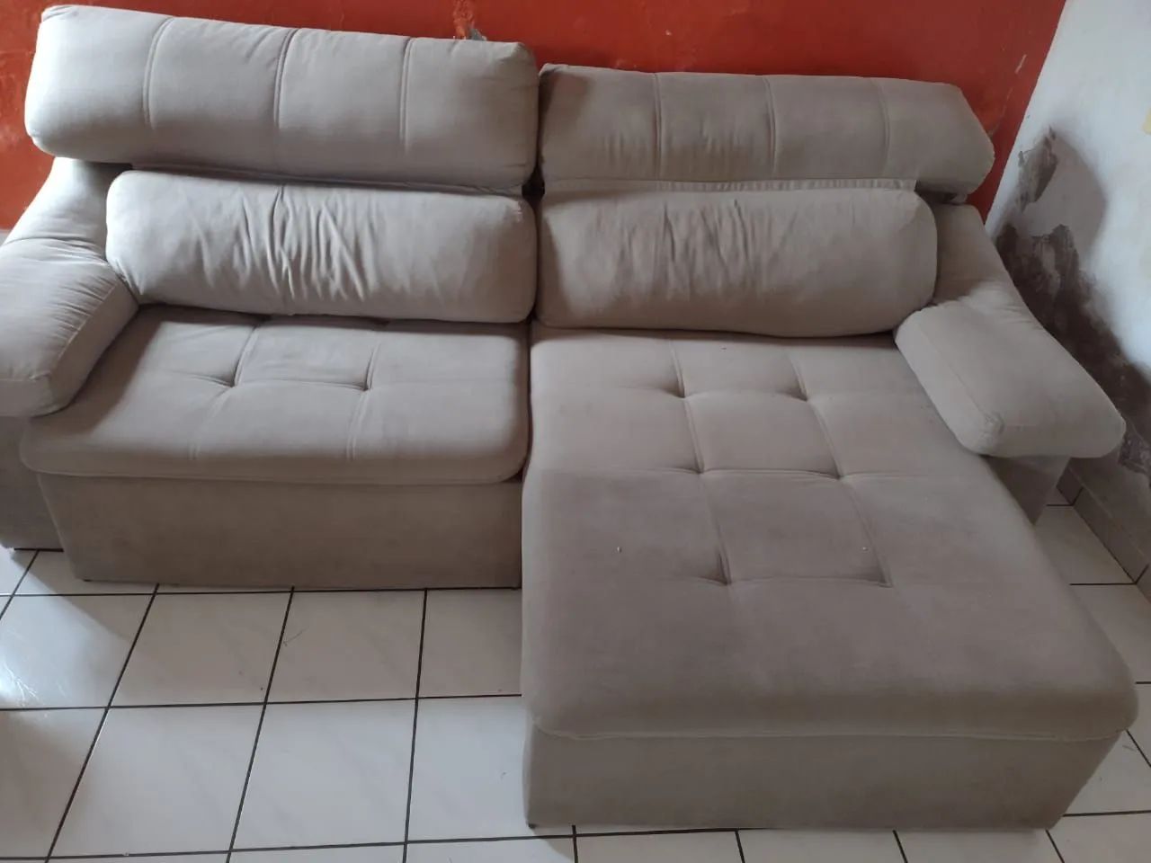 Sofá bem conservado.