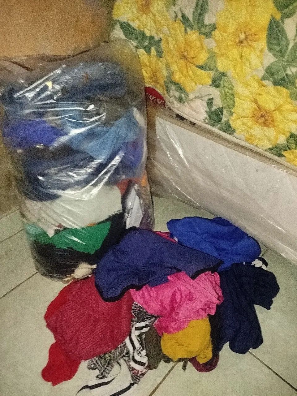 Um saco de Roupas usadas 40 peças  - Foto 2