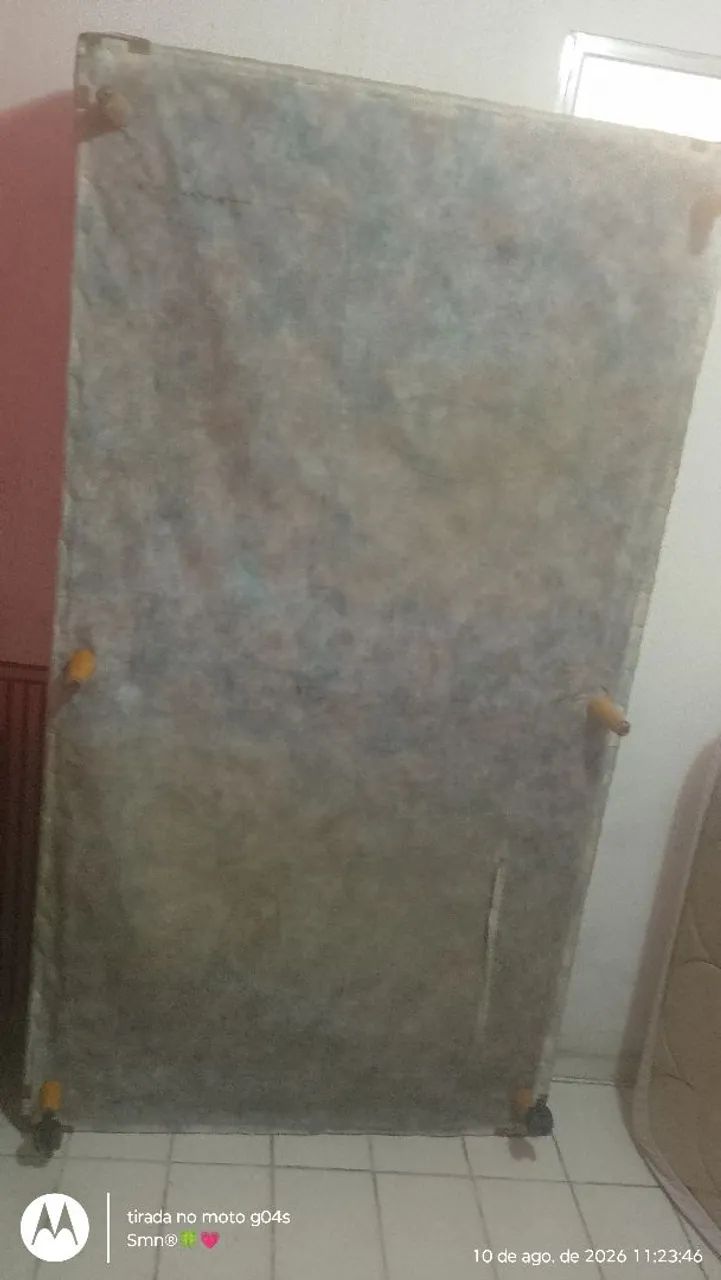 Base de cama com colchão de solteiro 