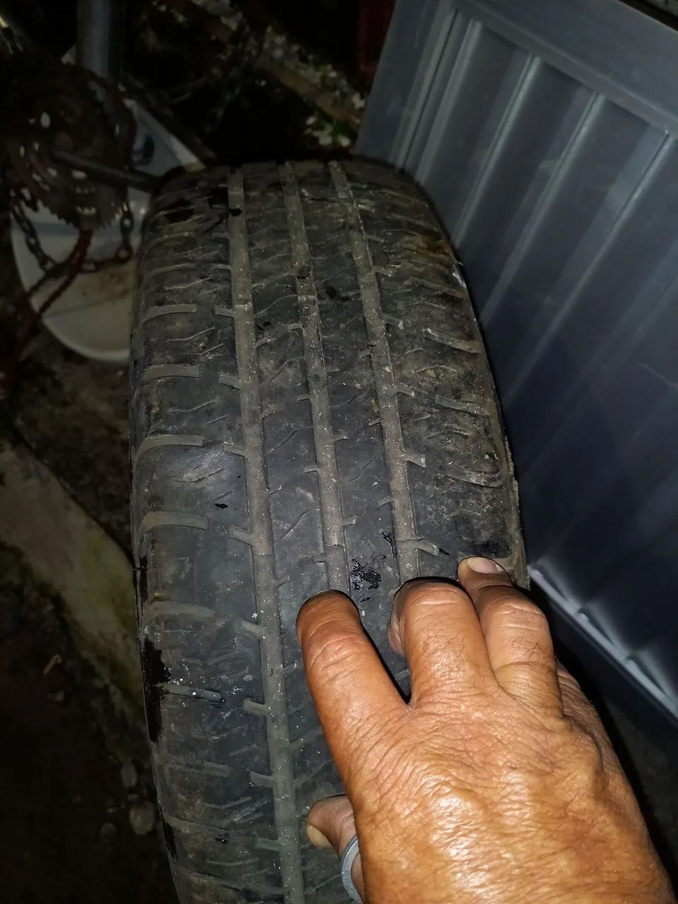 Pneu aro 14, 175, 65, precisa de conserto.  - Foto 5
