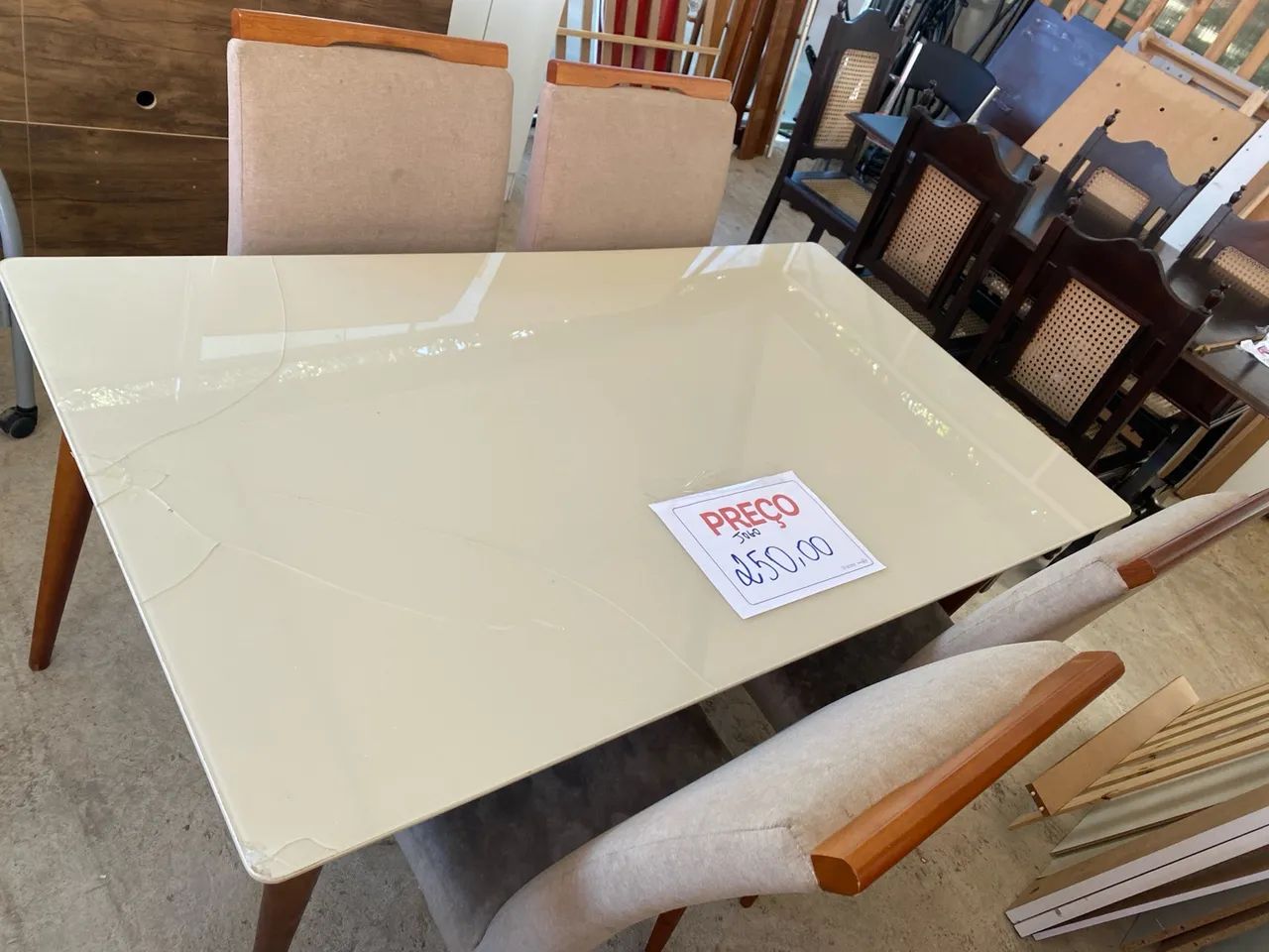 Mesa com 4 cadeira