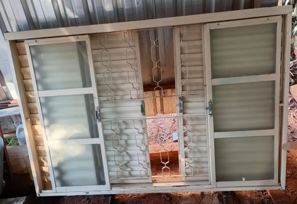 JANELA VENEZIANA COM VIDROS
