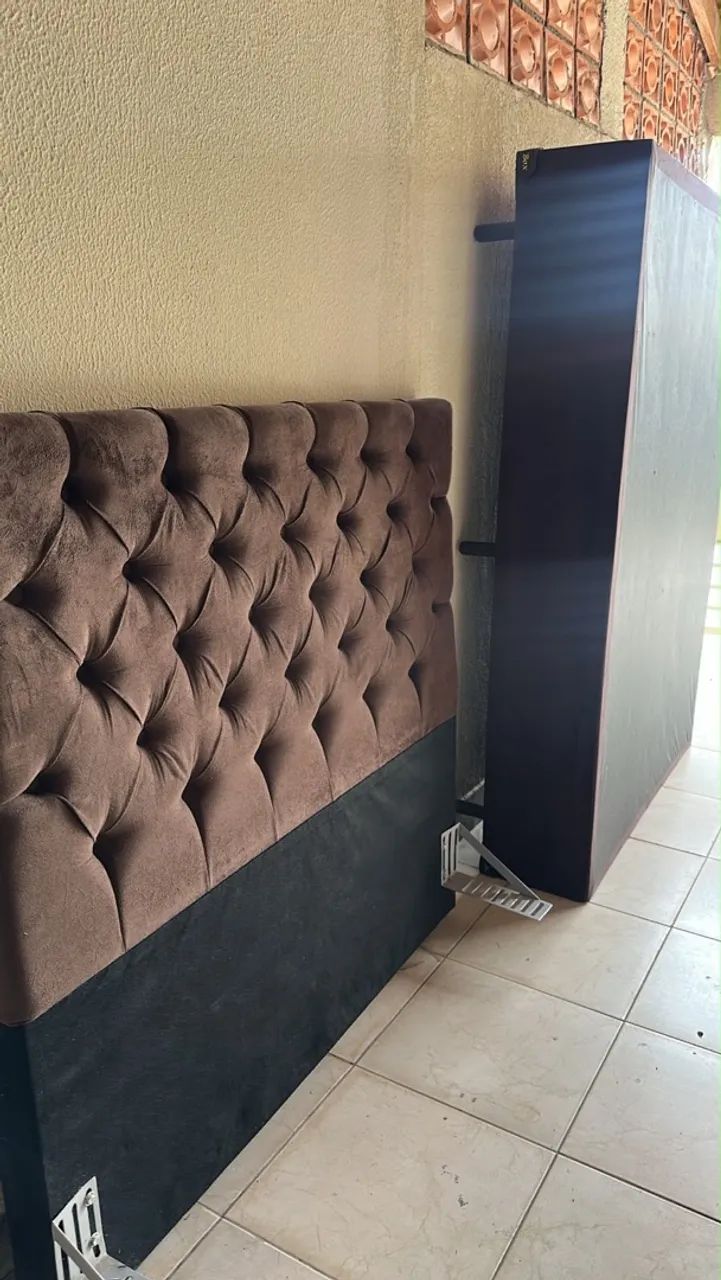 Cama e cabeceira 
