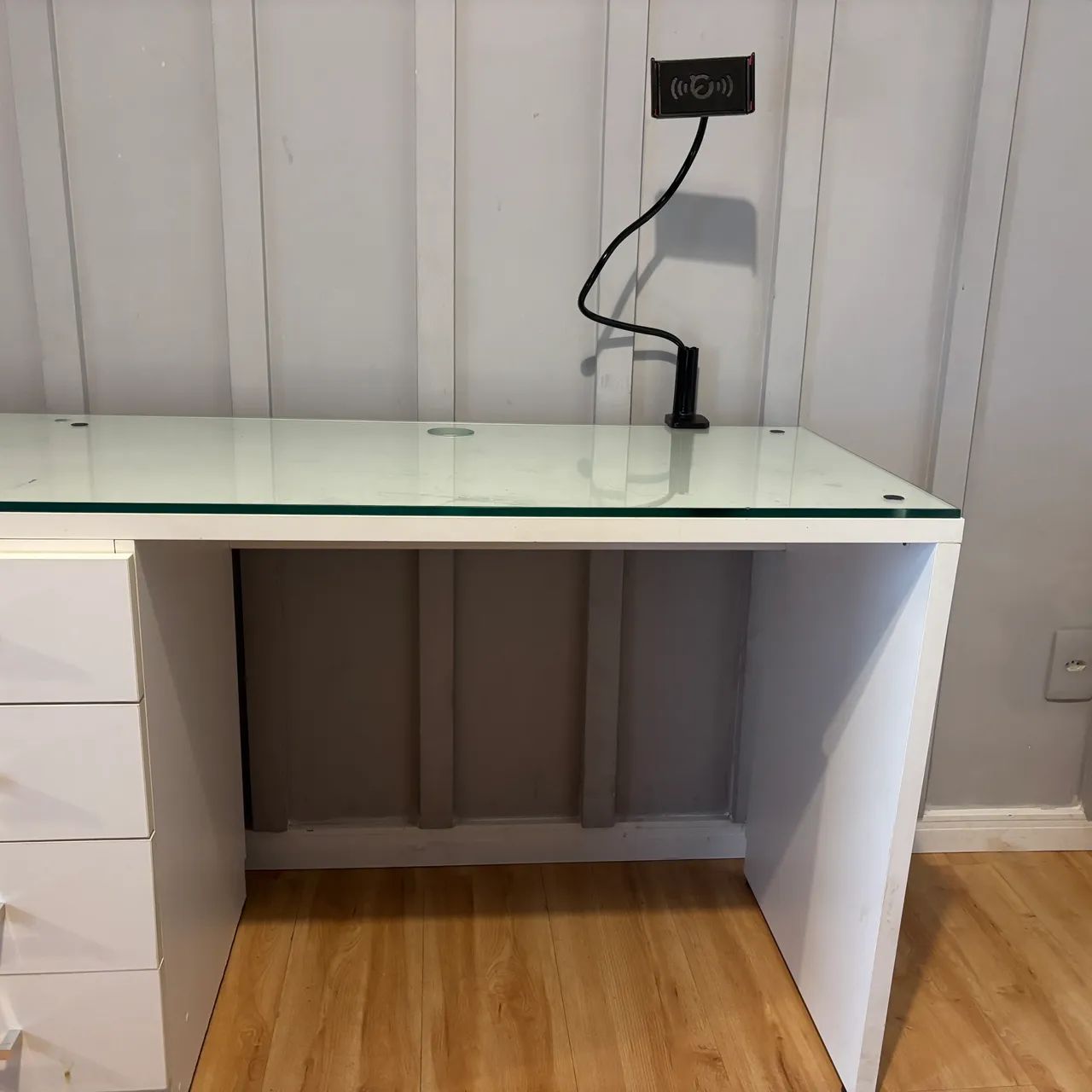 Bancada de quarto de MDF branco com vidro  - Foto 4
