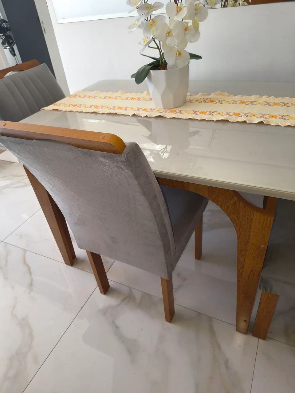 Vendo mesa e cadeiras seminovas
