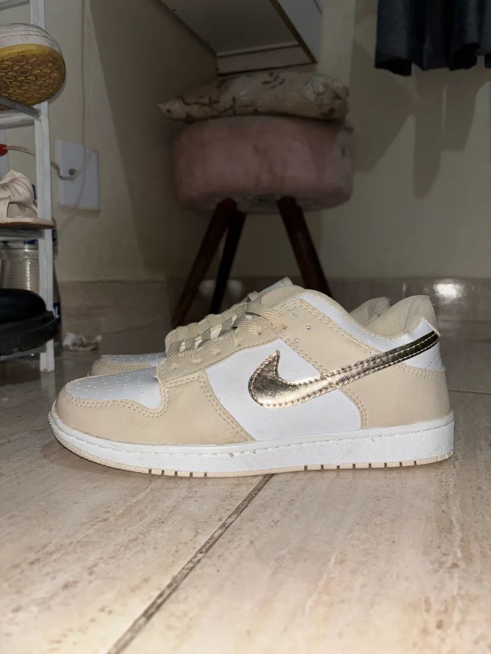 Tênis Nike Cor creme com dourado  - Foto 2