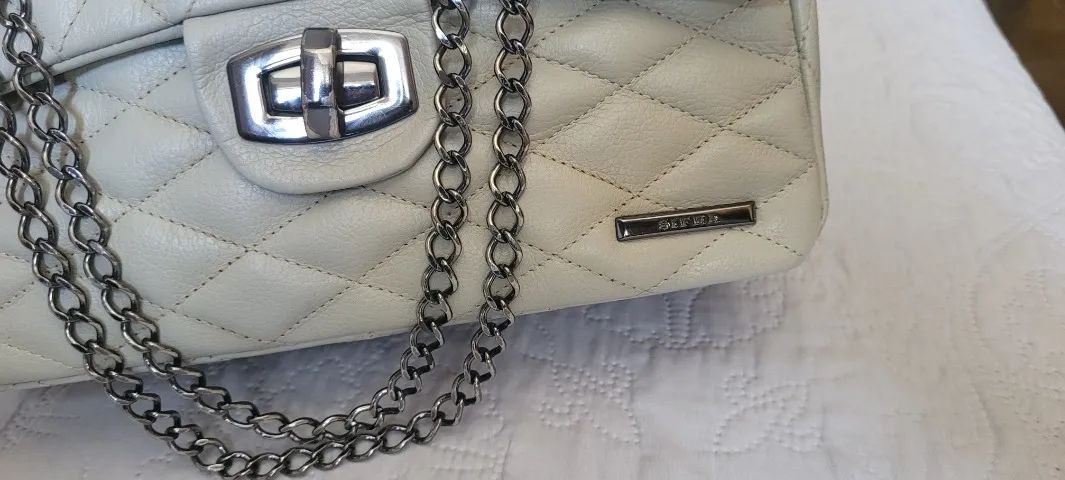 Bolsa de couro matelassê e corrente  - Foto 5