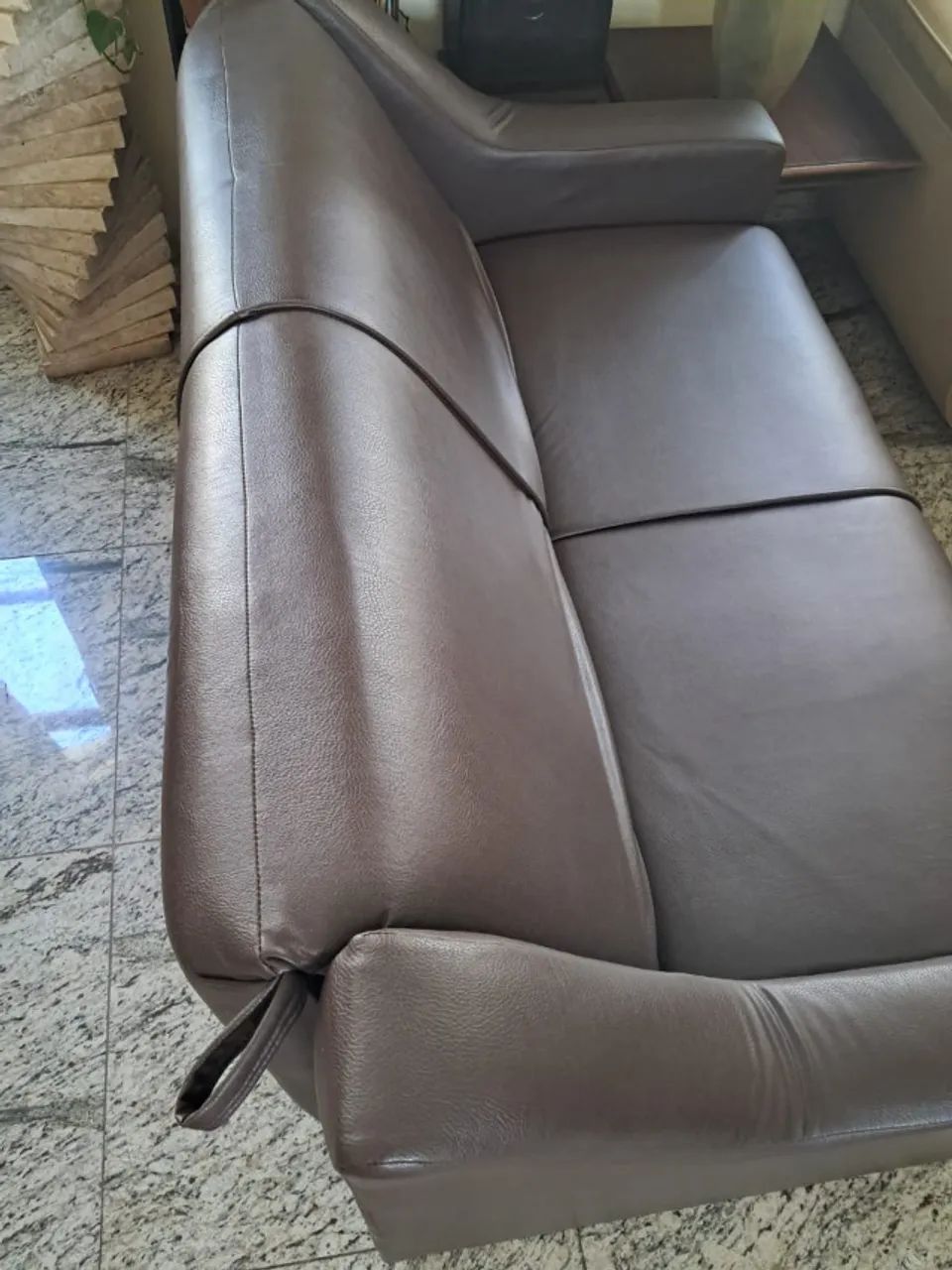 Sofá-cama 2 lugares com baú em corino marrom