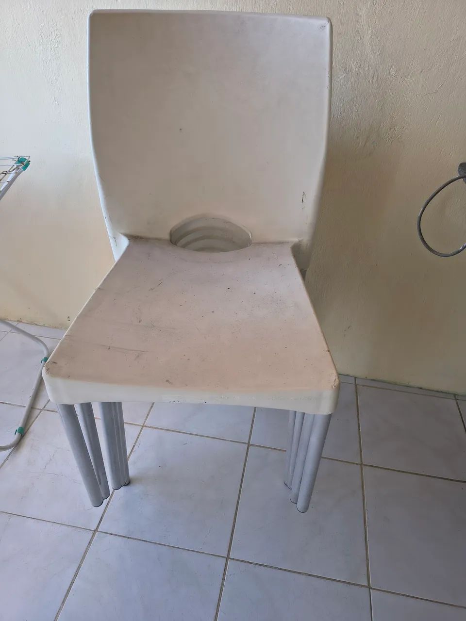 Vende-se 6 cadeiras brancas - Foto 2