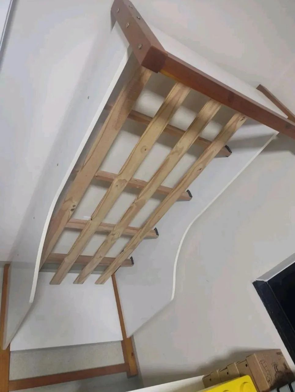 Mini cama de madeira 