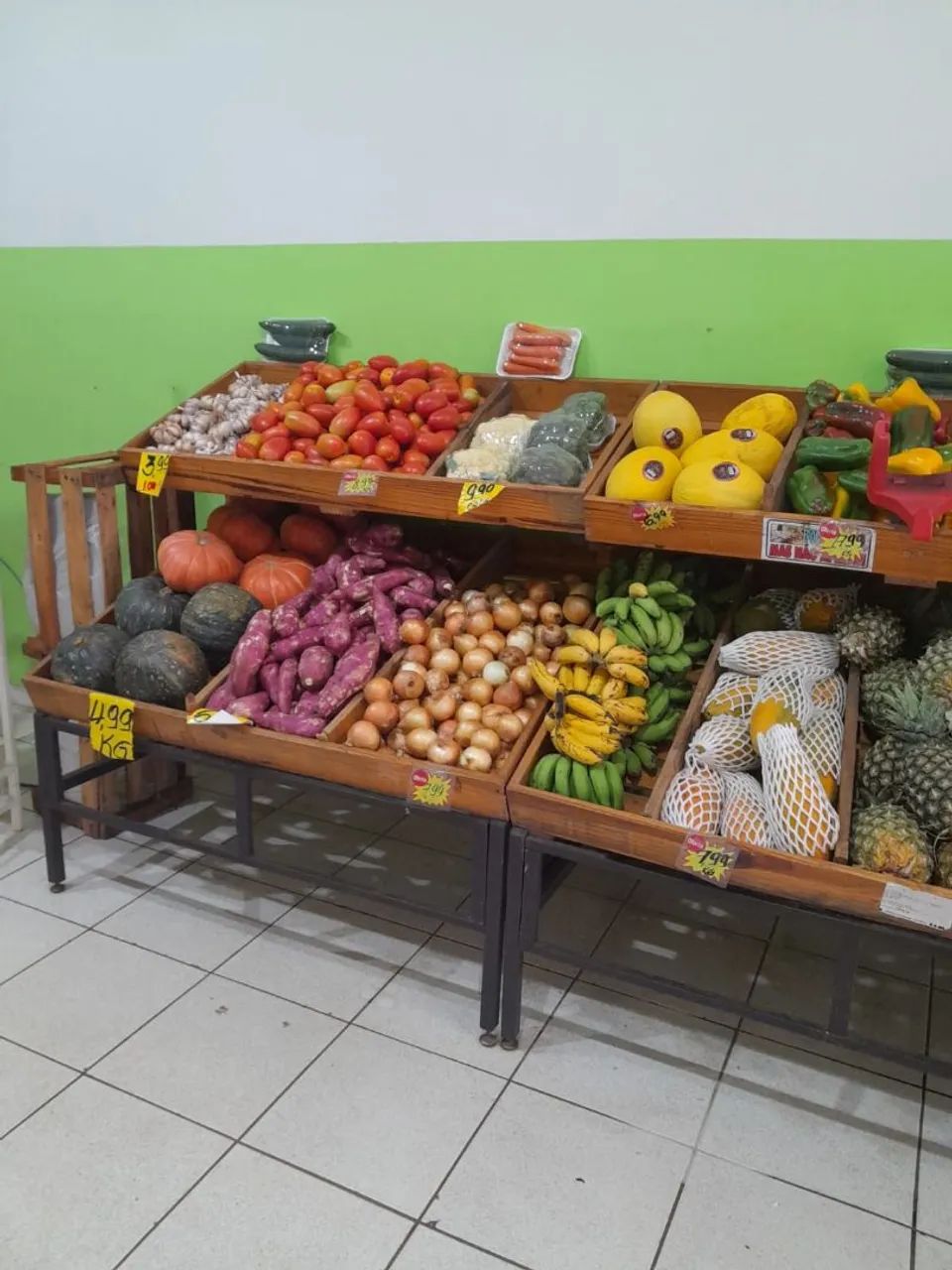 Vende instalações para quitanda e mercearia 