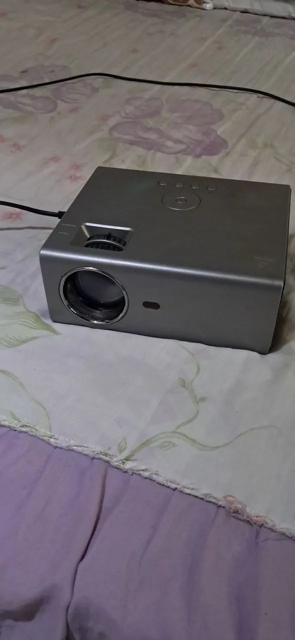 Mine led projetor s2 com controle, está com uma mancha na imagem mas n atrapalha muito 