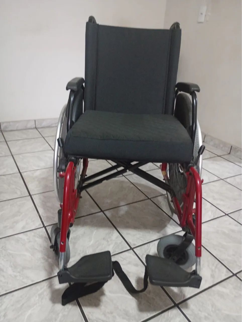 Cadeira de rodas e andador  - Foto 3