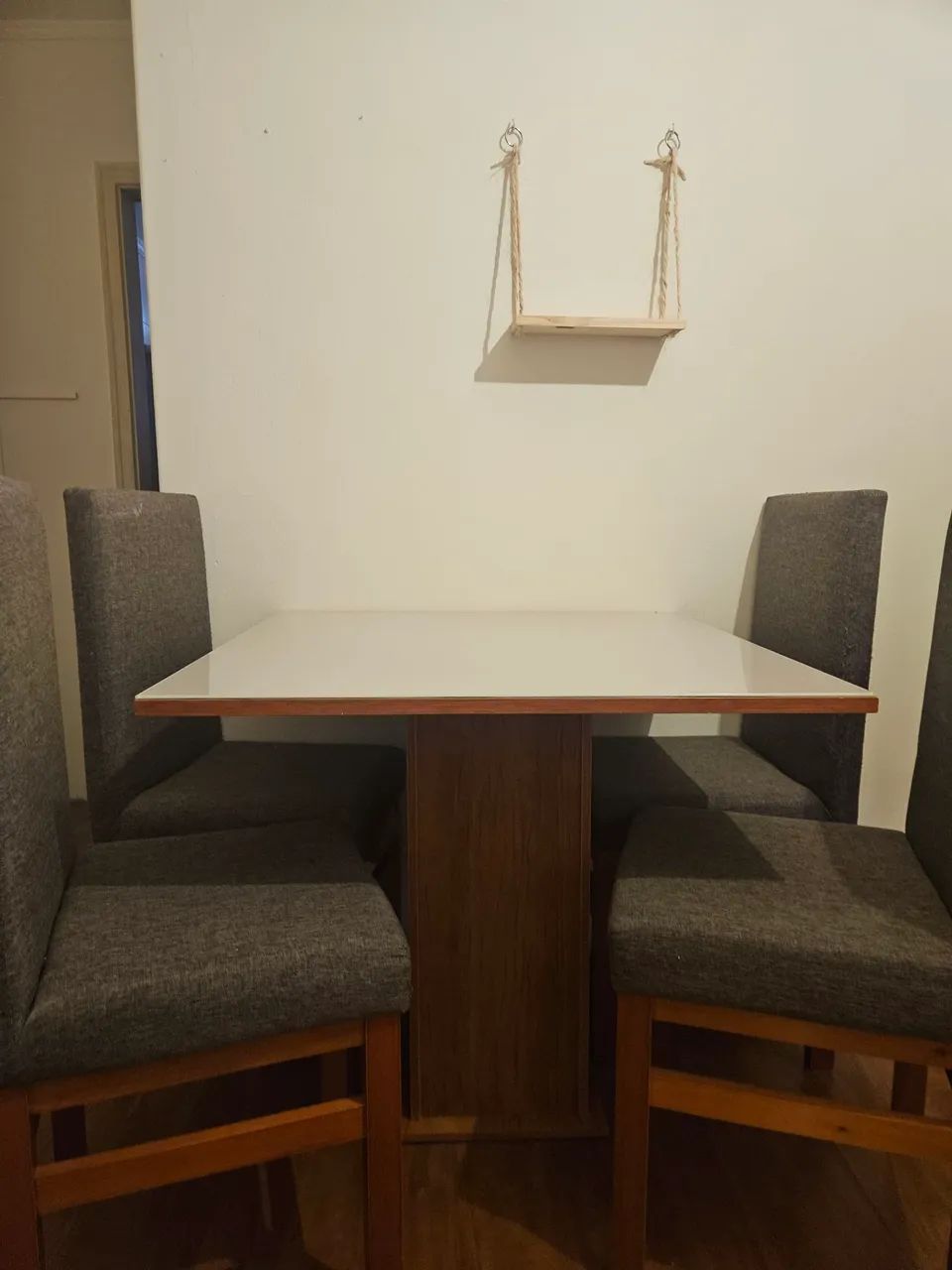 Mesa de jantar com tampo de vidro 90x90 com 4 cadeiras - Foto 3