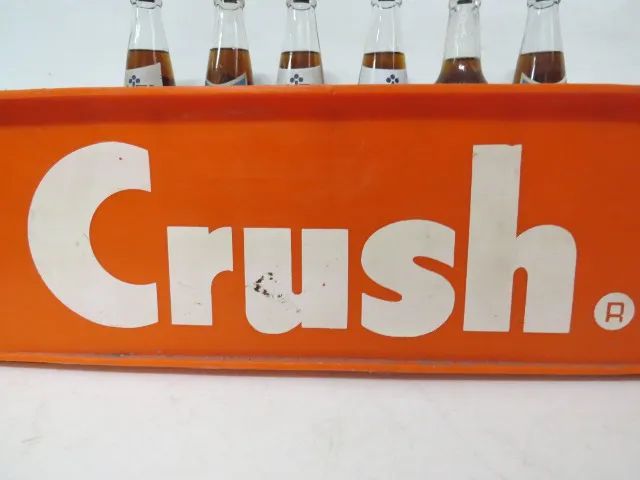 engradado com garrafas antigas crush fanta