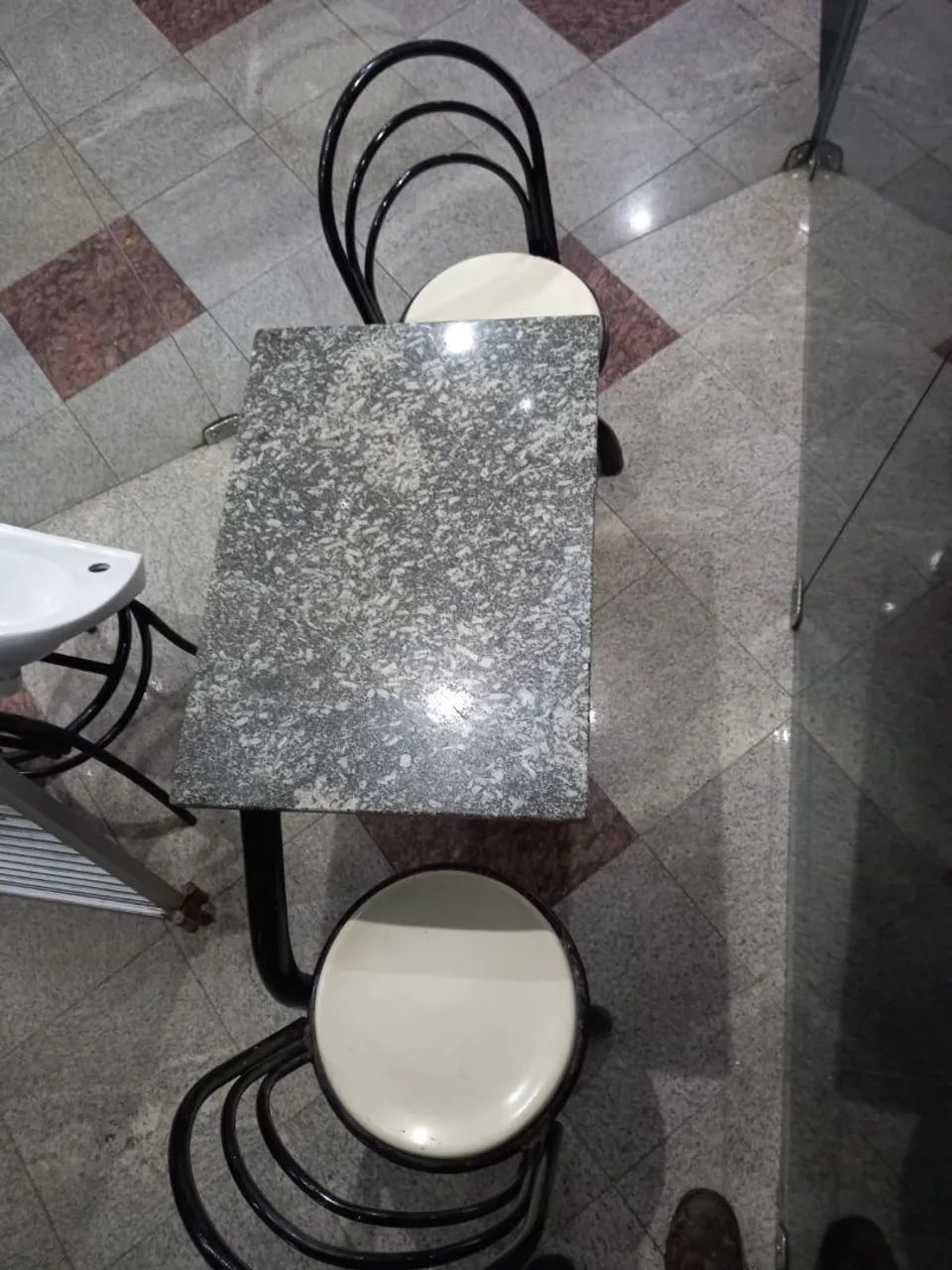 Mesa de refeitório com duas cadeiras - Foto 2