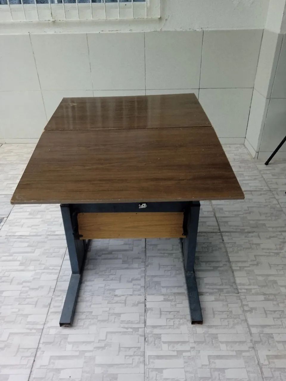 mesa  que se transforma em escrivaninha com regulagem de altura
