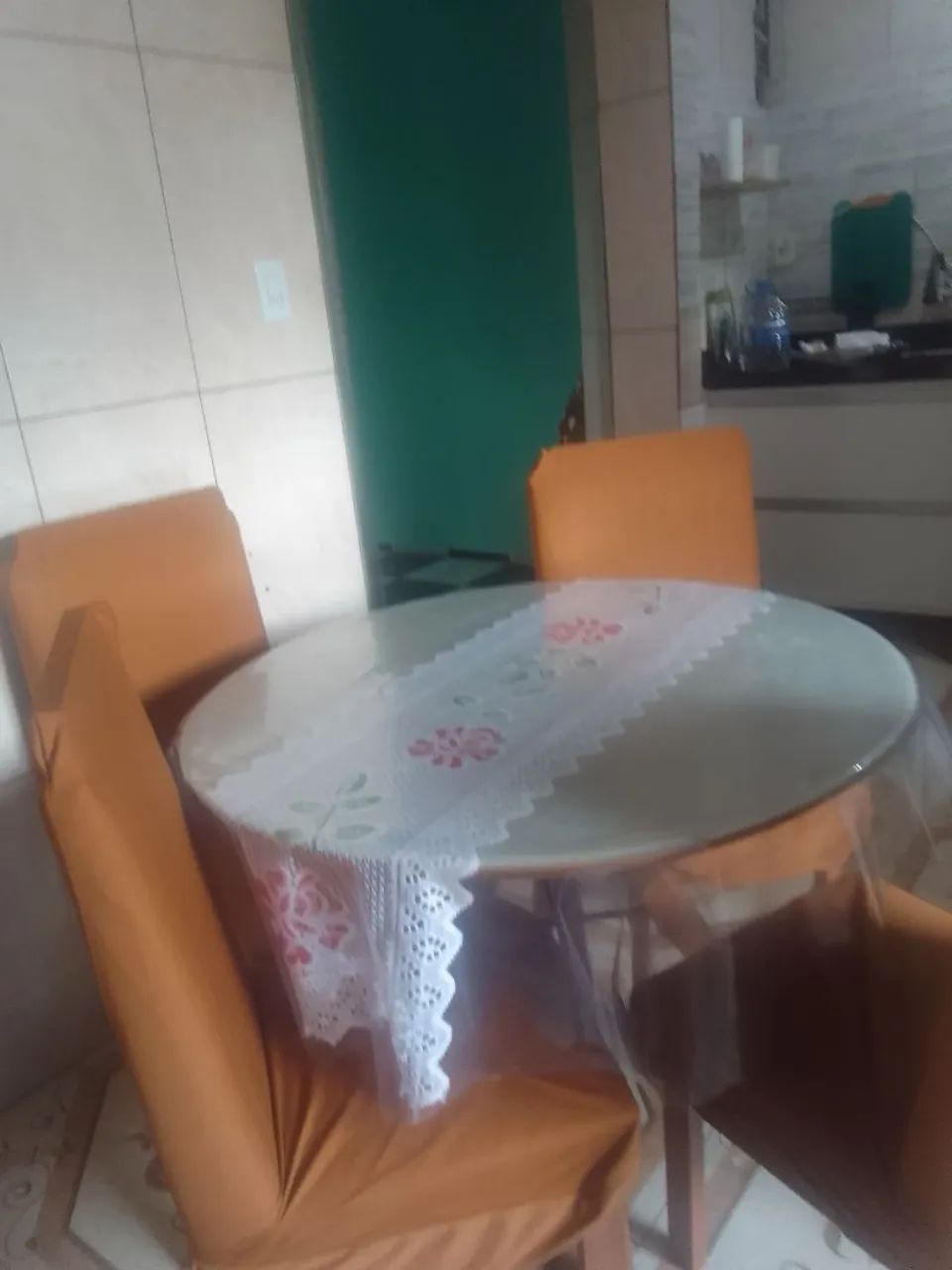 Vendo mesa semi nova vidro branco cadeiras ainda no plástico 