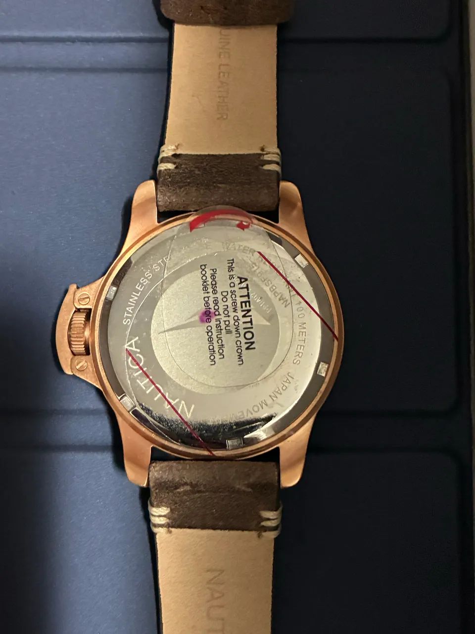 Relógio Nautica Bayside, modelo NAPBSF915, com caixa dourada e pulseira de couro marrom - Foto 3