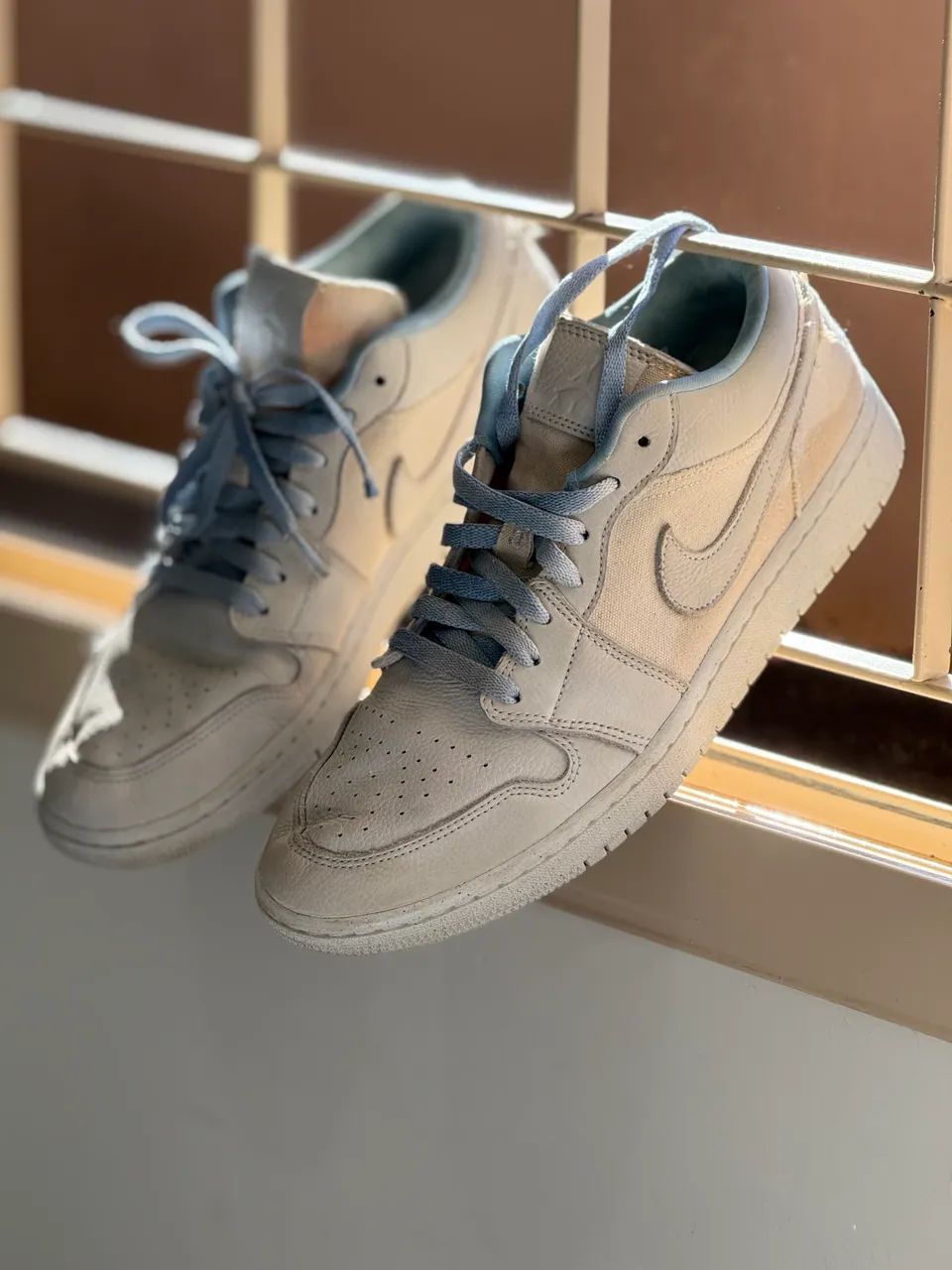 Jordan 1 low branco e azul bebê  - Foto 4
