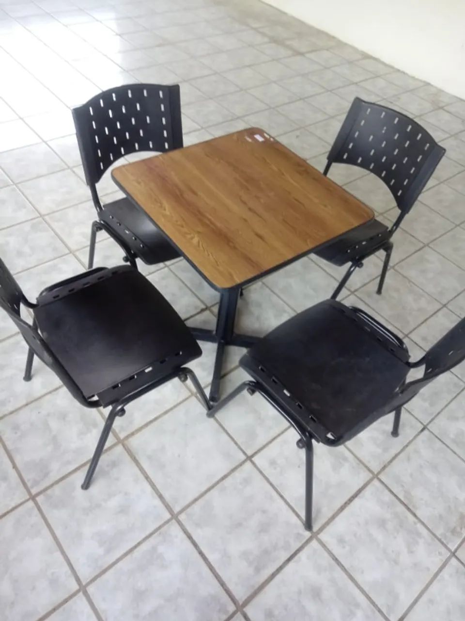 Jogos de mesa com 4 cadeiras , super resistentes, barato