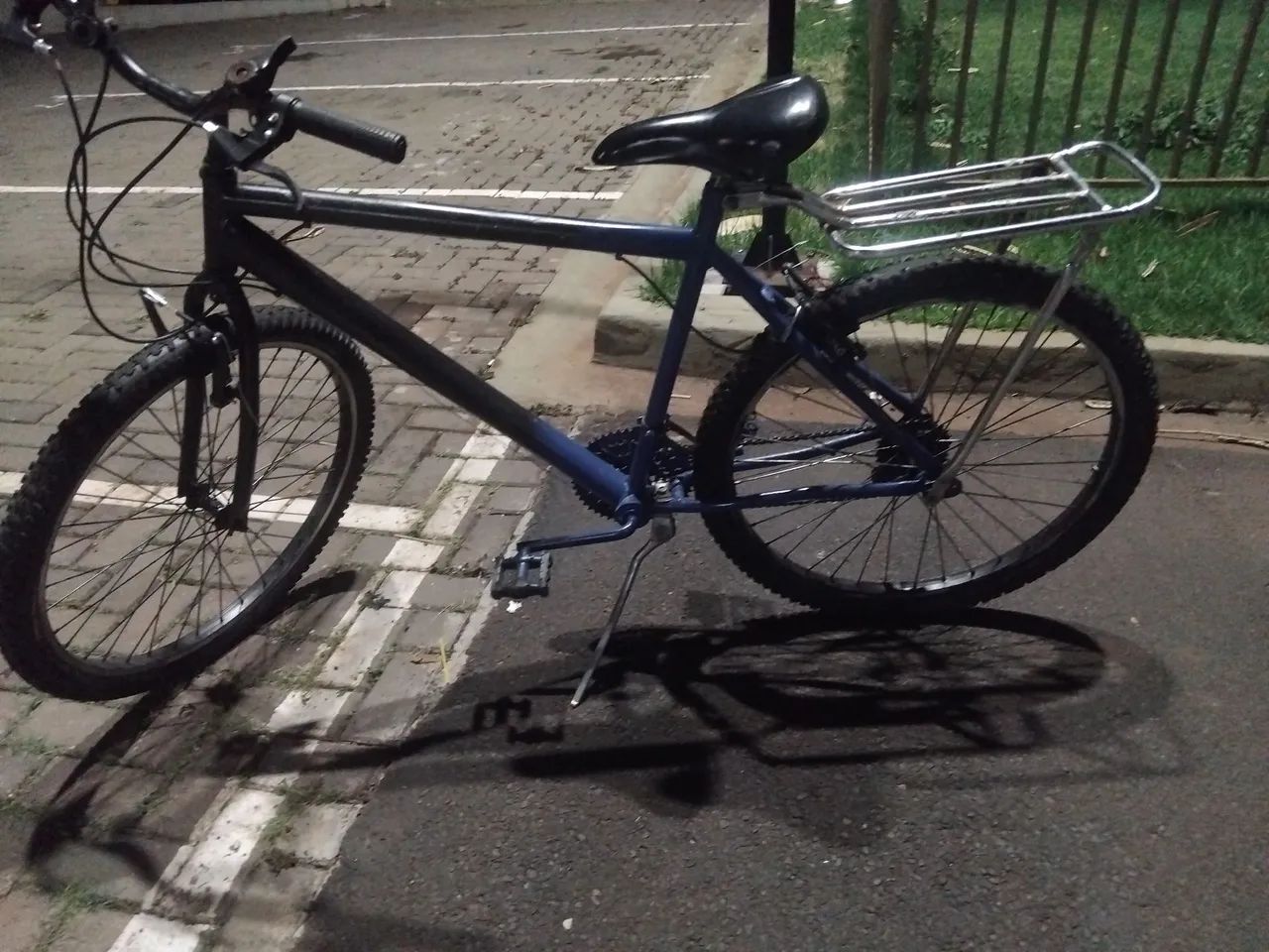 Bicicleta aro 26 azul e preta.