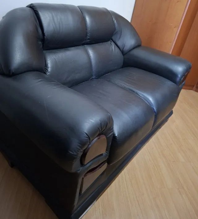 Sofá Preto 2 Lugares, com medidas: 1,45 x 0,90m - Foto 2