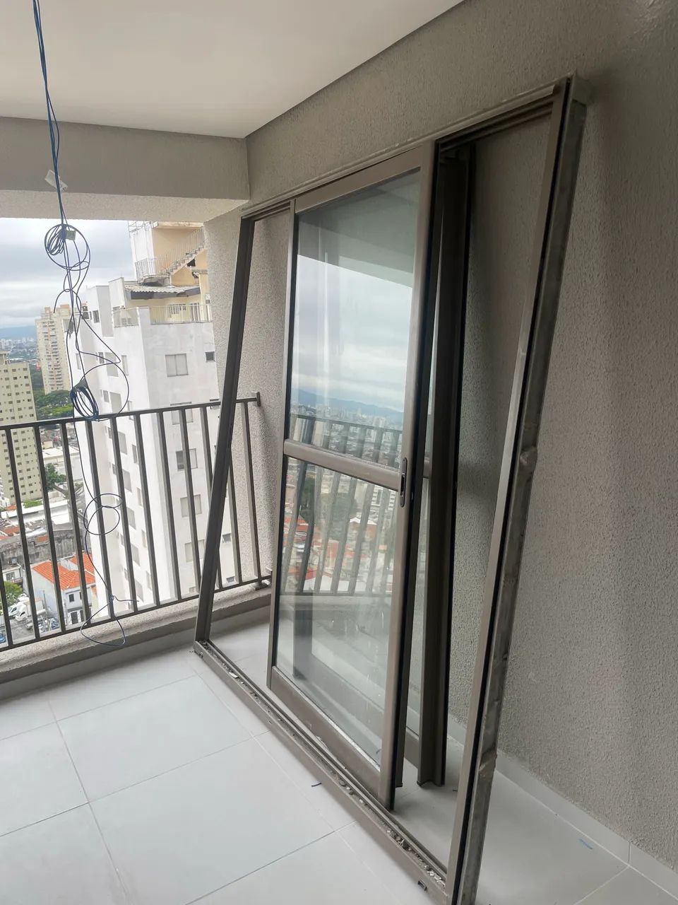 Porta balcão 2 folhas 1,90x2,15 cor bronze - Foto 2