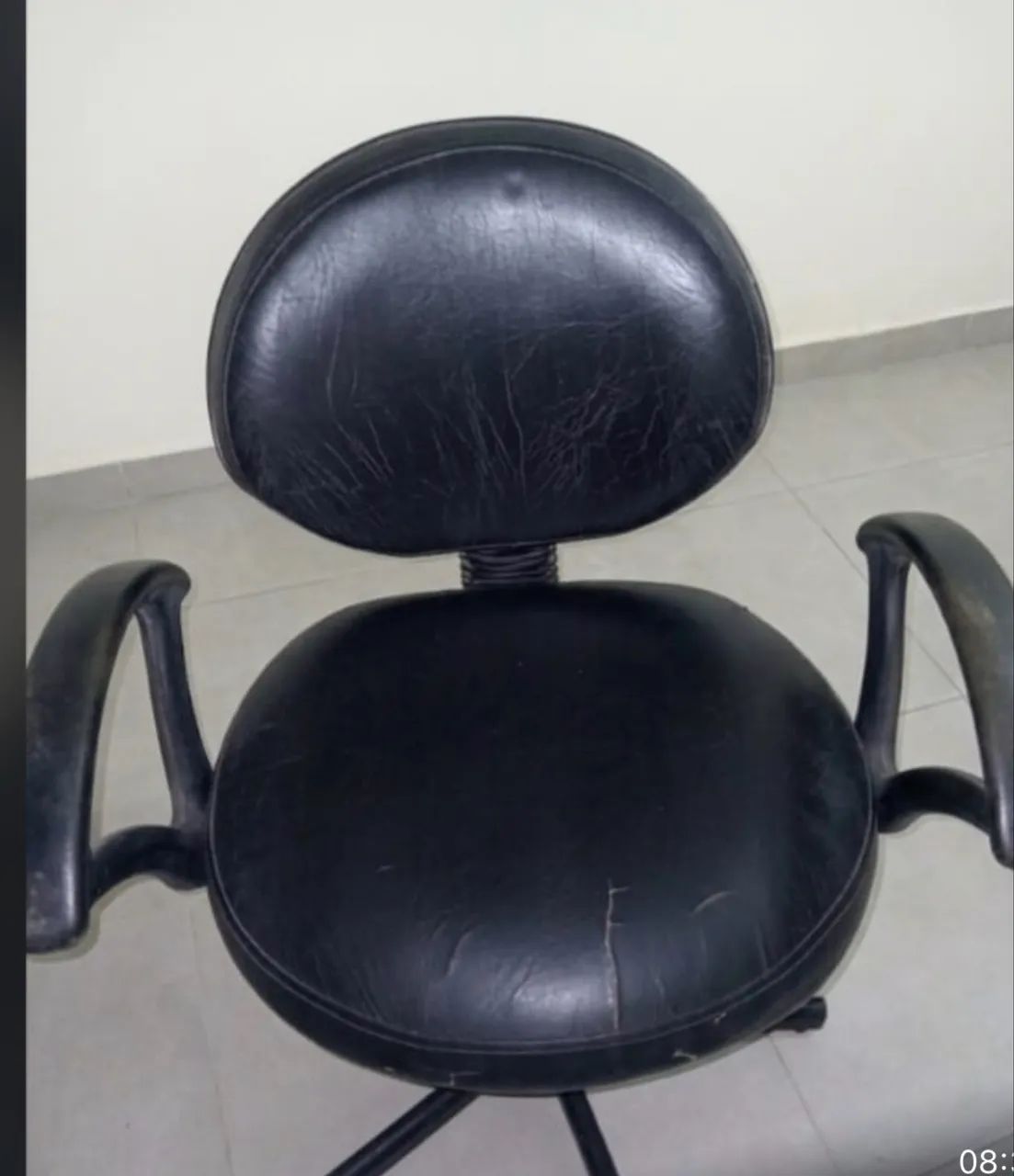 Cadeira de cabeleireira tem encosto da cabeça . 