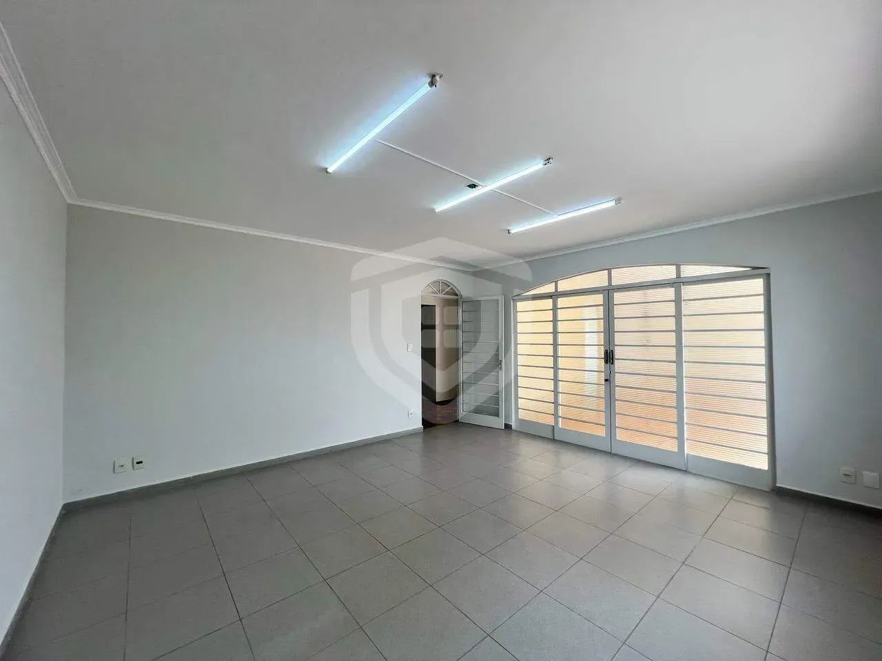 CASA COMERCIAL E RESIDENCIAL, ÓTIMA LOCALIZAÇÃO. - Foto 2
