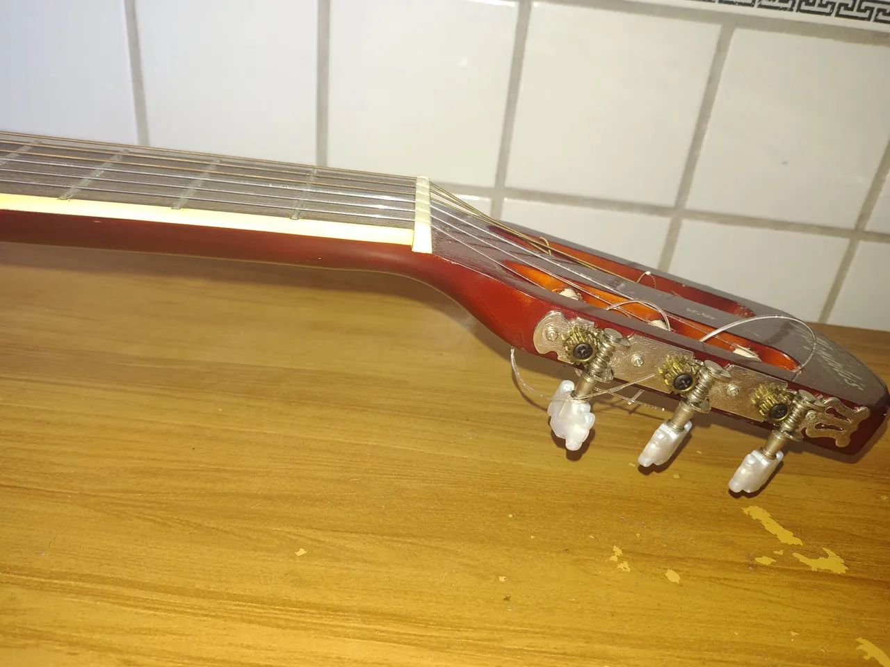 Vendo violão de marca menphis elétrico e pronto pra usar  - Foto 5