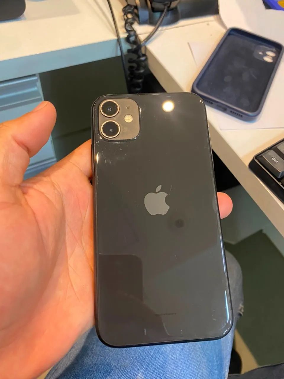 Vendo IPHONE 11 com carregador original e caixa - Foto 4
