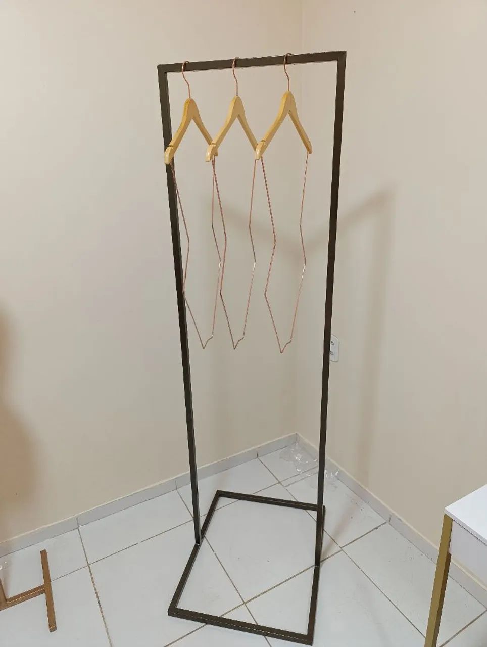 Vendo Arara com cabides silhueta  - Foto 3