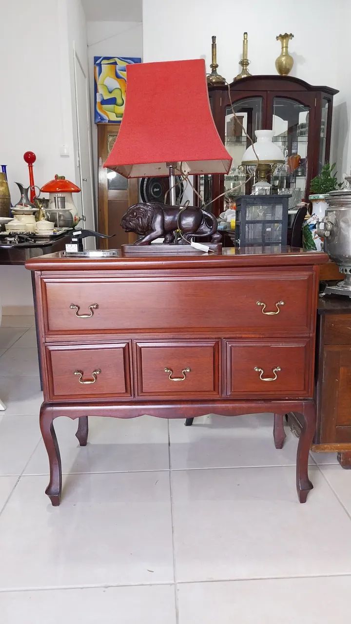 Cômoda ou buffet com pés chipandelle antiga