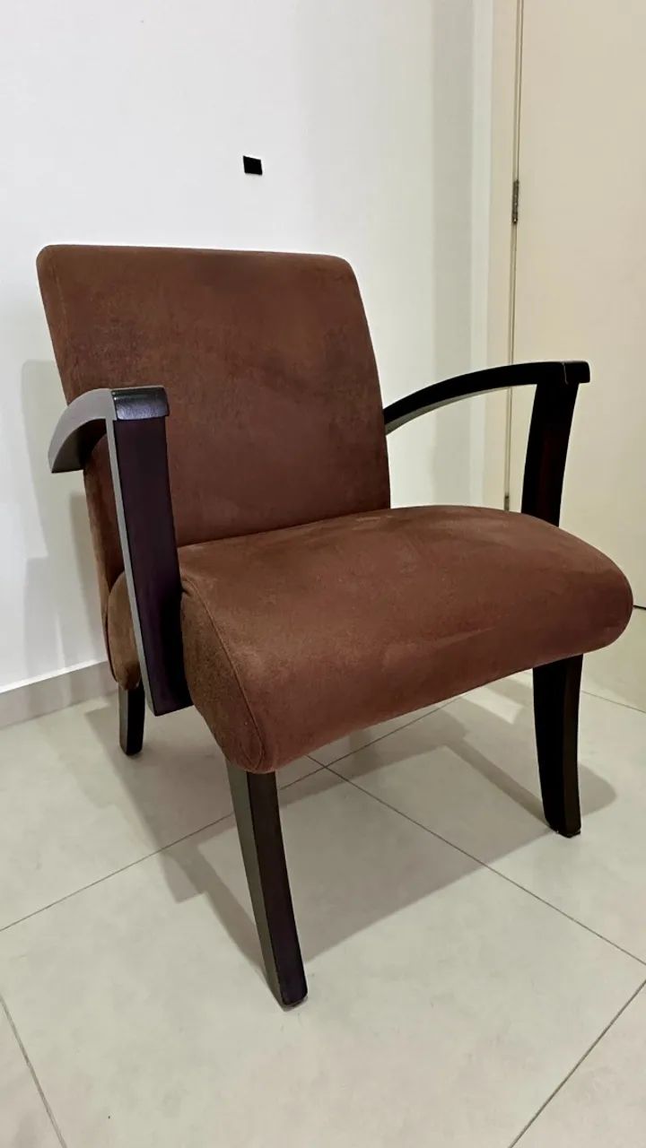 Conjunto com 4 cadeiras estofadas + 2 poltronas em ótimo estado de conservação - Foto 2