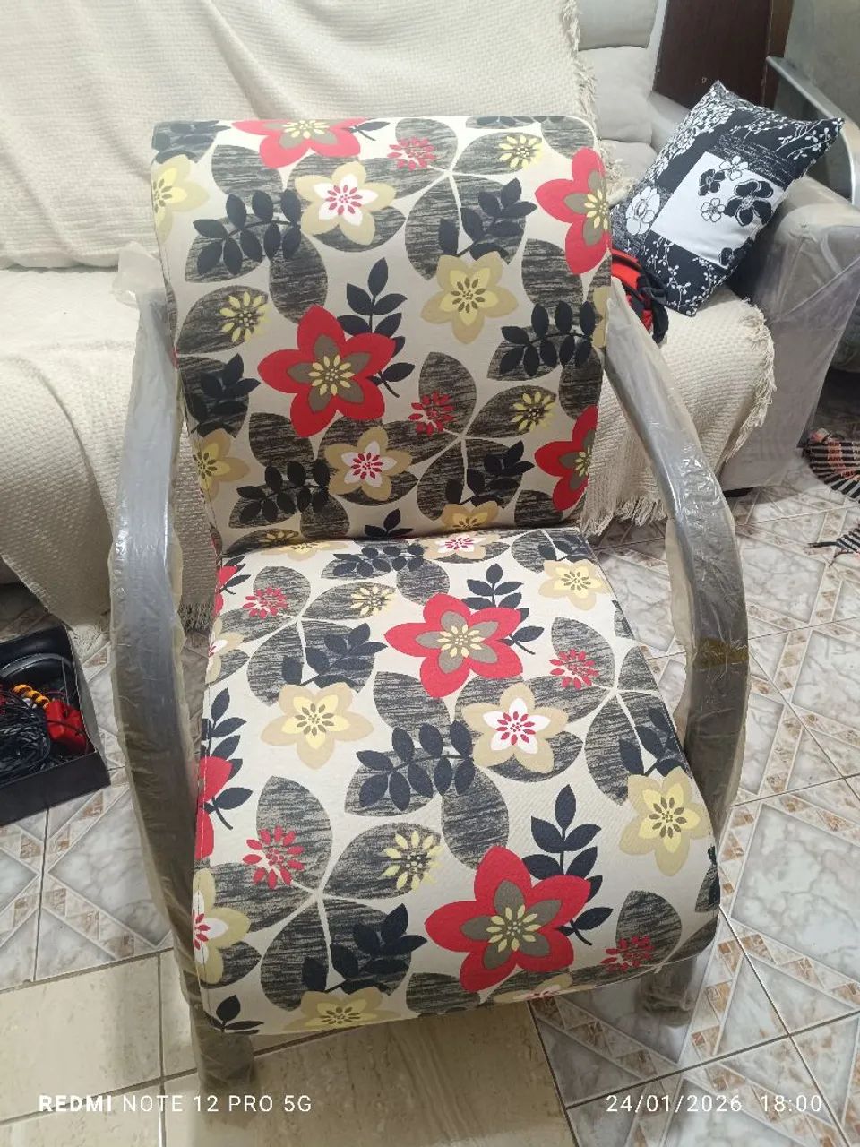 VENDO POLTRONA EM TECIDO IMPERMEÁVEL.