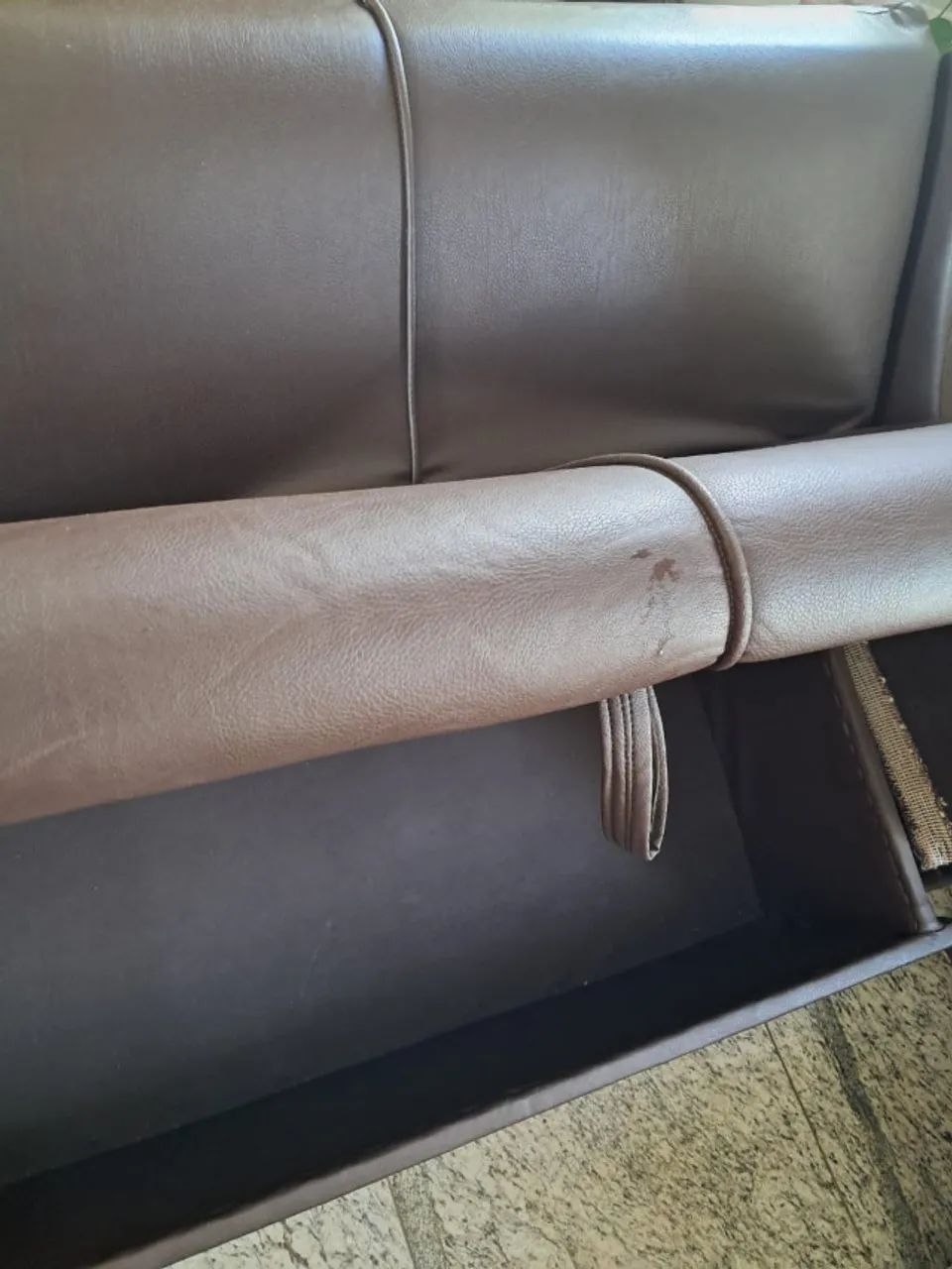 Sofá-cama 2 lugares com baú em corino marrom - Foto 4