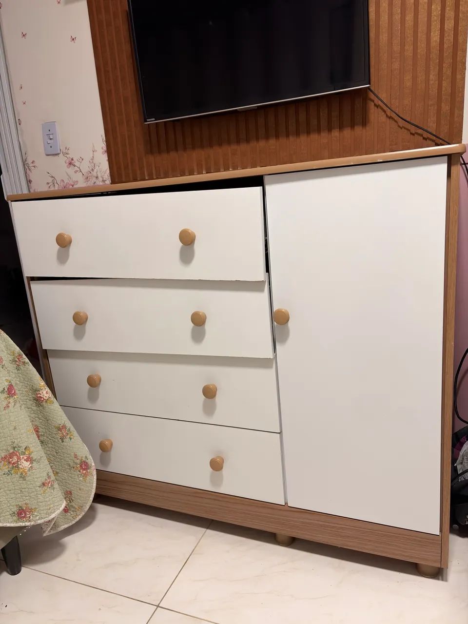 Cômoda infantil 4 gavetas 1 porta 