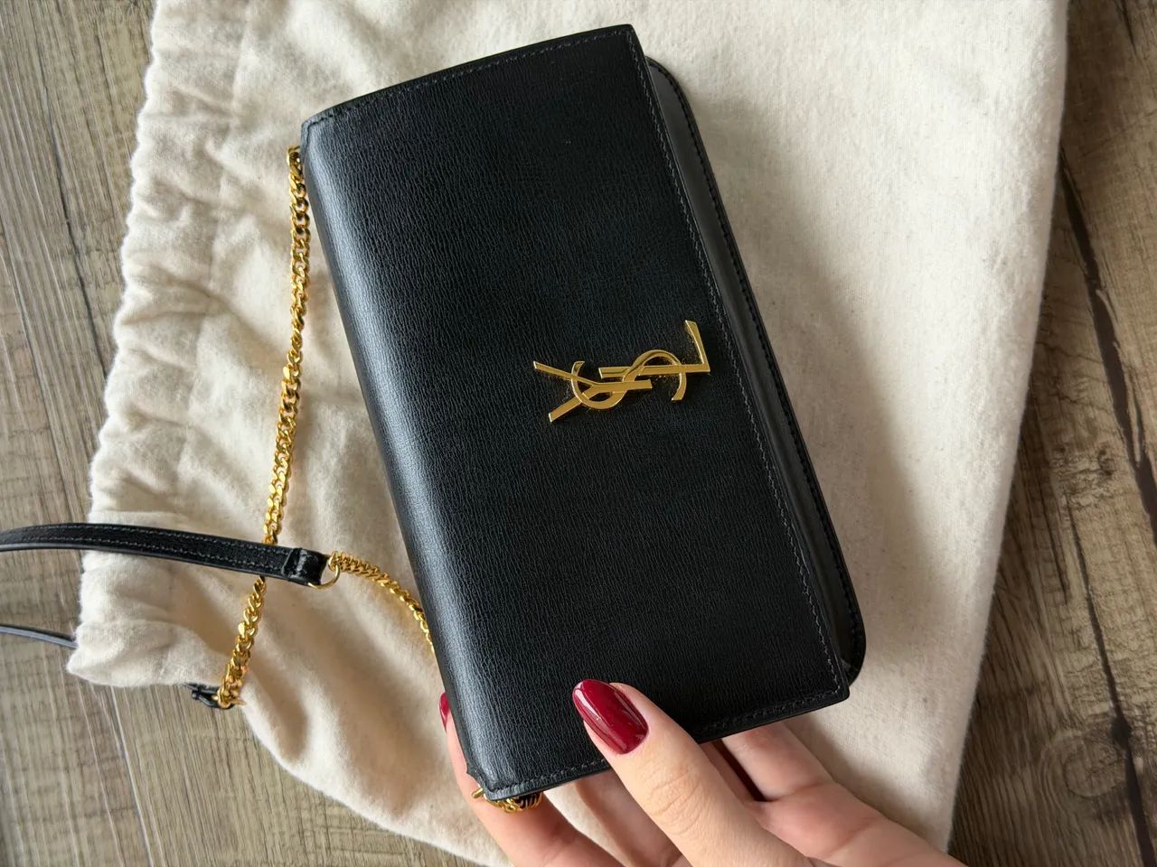 Saint Laurent porta-celular Cassandre em couro liso - Foto 4