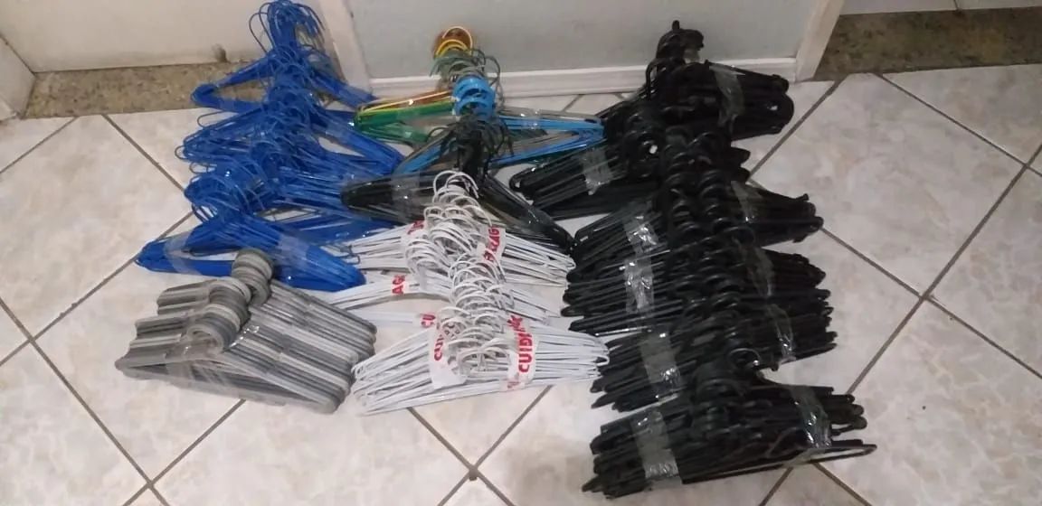 Cabides vários modelos plástico e madeira  - Foto 3