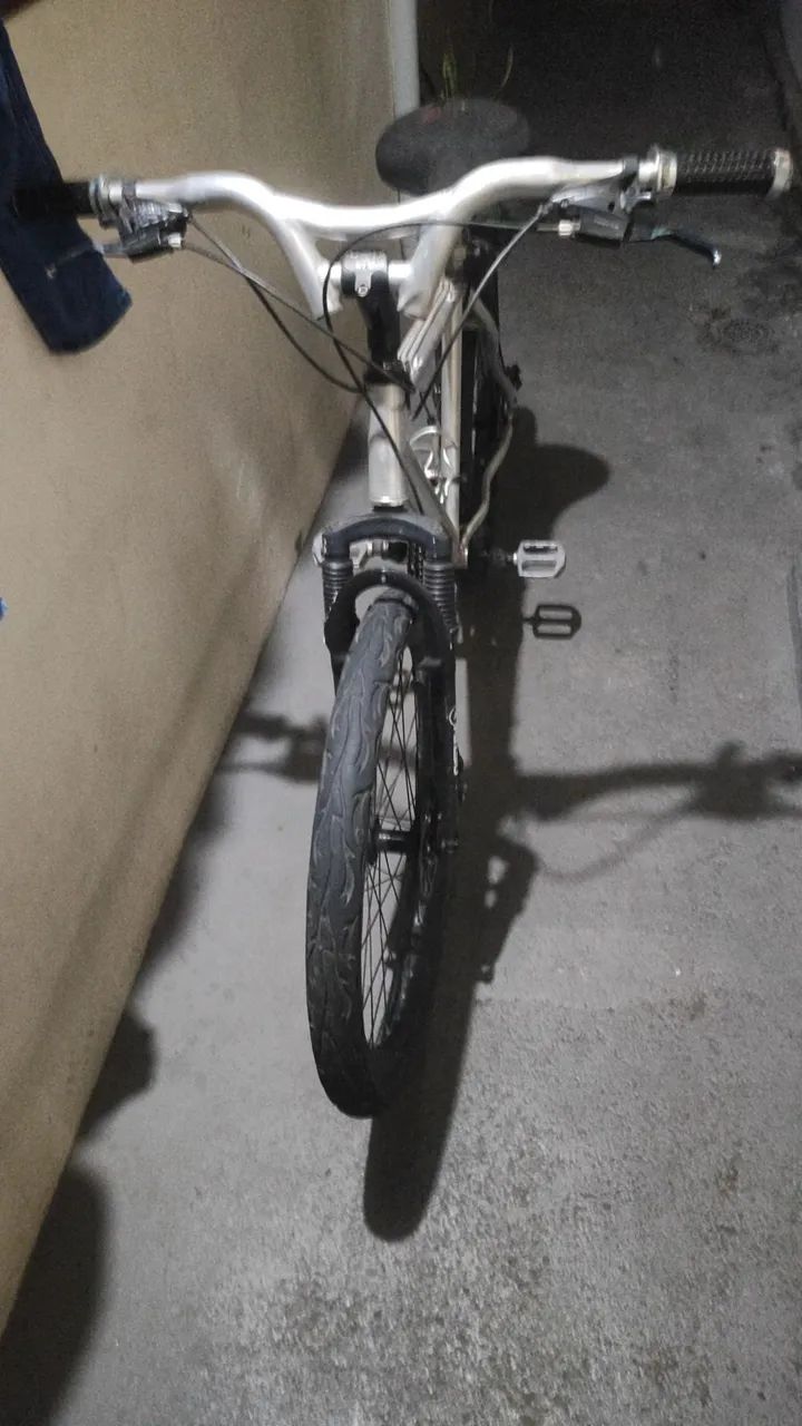 Bicicleta em alumínio reforçado 