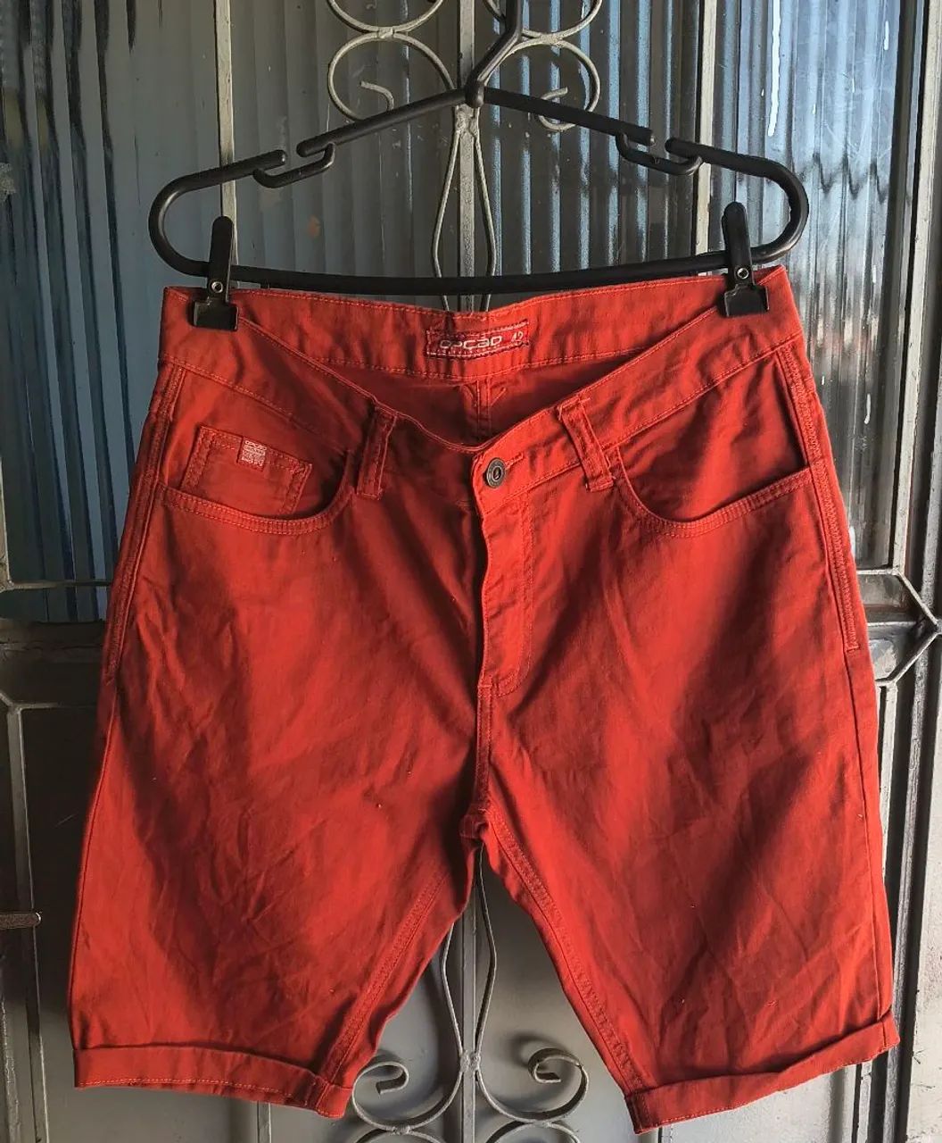 Vendo 2 bermudas semi nova no 40 e 42 .. 30 reais cada - Foto 3
